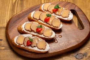 Iburigakko and cream cheese canapes