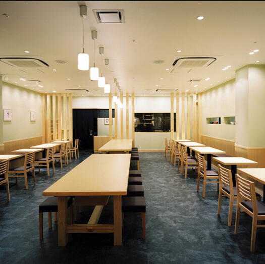 当店の自慢は、何と言っても広々とした座席レイアウトです♪近隣のご家族連れやグループ様でもゆったりと座れるよう、スペースを贅沢に確保しています。お隣を気にせずリラックスして会話を楽しめるのが魅力◎広々とした空間で、こだわりのうどんを心ゆくまでお愉しみください。