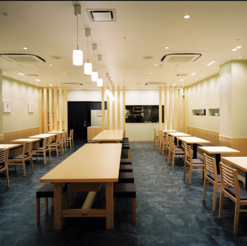 <p>当店の自慢は、何と言っても広々とした座席レイアウトです♪近隣のご家族連れやグループ様でもゆったりと座れるよう、スペースを贅沢に確保しています。お隣を気にせずリラックスして会話を楽しめるのが魅力◎広々とした空間で、こだわりのうどんを心ゆくまでお愉しみください。</p>