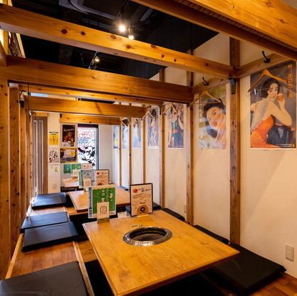 [1st floor sunken kotatsu seats ◎] Perfect for large-scale parties and drinking parties with like-minded friends♪ Because it is spacious and spacious, you can enjoy drinking parties and meals to your heart's content! A calm wooden space◎ There are posters on the wall that make you feel the Showa era and retro atmosphere, and there is also a nostalgic atmosphere! Please use it in various scenes such as meals and drinking parties!