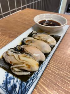 Grilled oysters with kelp