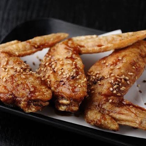 Deep-fried chicken wings in a pot (2)