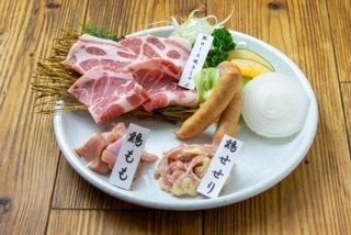 鶏・豚盛合せ【飛騨豚肩ロース/鶏もも/鶏せせり/ソーセージ)