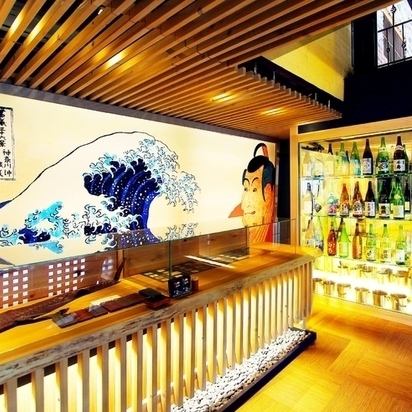 種類豊富な地酒が並ぶ日本酒セラー。厳選された岡山の日本酒のラインナップは50種類以上！120分飲み放題付コースは地酒も飲み放題です！豊富なお酒とこだわり料理をご堪能ください。また、店内には板前場もございます！「こだわり食材」×「職人技」をご覧いただき、目でも愉しみながら素敵なひと時をお過ごしください。
