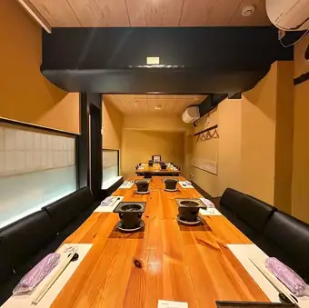 ◎月の間◎落ち着いた雰囲気の完全個室で18名様までお食事が愉しめます。上品で落ち着いた空間は、ゆっくりとした時間を過ごすのにぴったりです。ご家族やご友人とのお食事、会食、接待など幅広いシーンでご利用ください♪様々なコースもご用意しておりますのでご相談はお気軽に◎