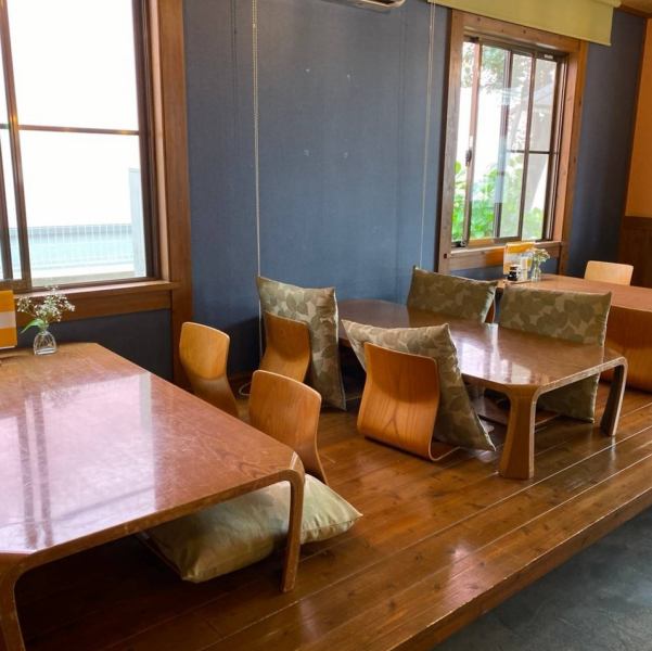 We have table seats, tatami mat seats, and counter seats.The tatami mat seats are safe even with children ☆ We also accept reservations.