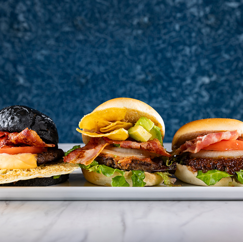圧倒的存在感！ALLY's名物『NO.12 QUARTERBACK BURGER』で贅沢ランチ