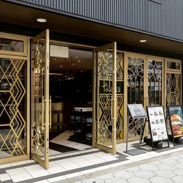 梅田の中心エリアから徒歩圏内！各線梅田駅から地下街を通って「泉の広場」まで来れば、天候が悪い日でも快適にアクセス可能です。ホテル（KOKO HOTEL 大阪梅田）の1Fにあるため、待ち合わせにもとっても便利！開放的な空間で、絶品バーガーをお供に楽しい時間をお過ごしください。