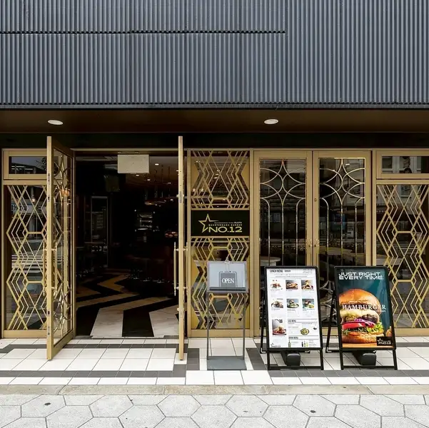 ゴールドのラグジュアリーなフレームとオープンな入り口が目印！路面店で店内の様子も分かりやすく、店頭にはおすすめメニュー看板も設置しているため、初めての方やおひとり様でも気兼ねなくお入りいただけます。梅田でのランチやお買い物帰りに、ぜひ気軽にお立ち寄りください！