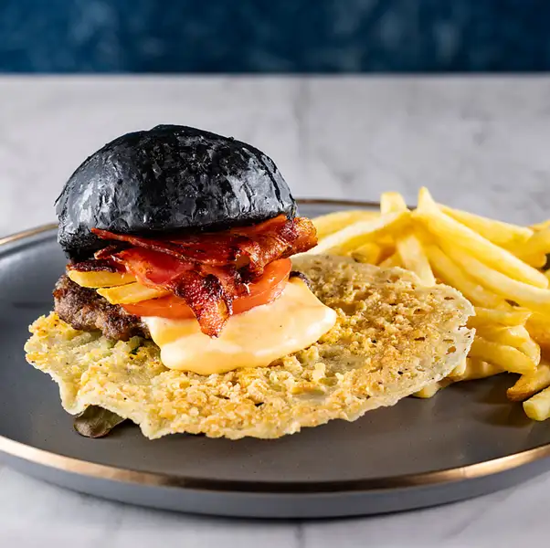 【見た目も味も超級インパクト！】漆黒バンズ×パリパリチーズの『NO.12 QUARTERBACK BURGER』
