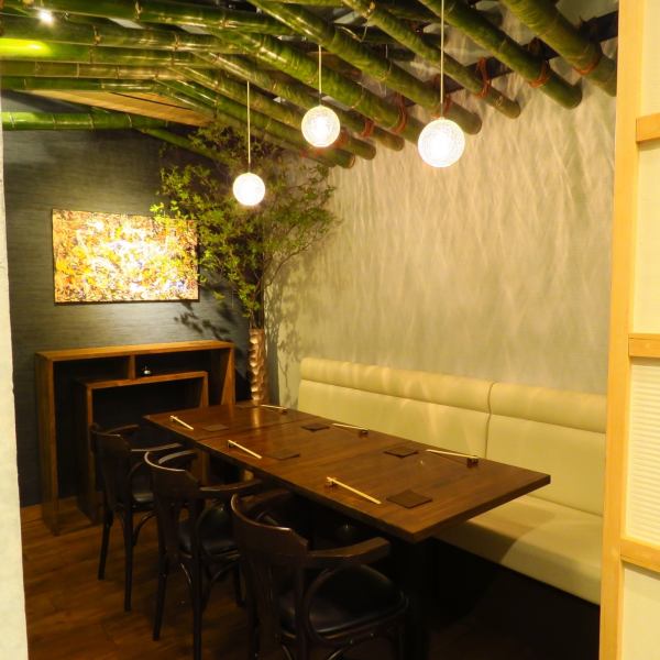The private room, which can accommodate up to 5 people, has a quaint Japanese atmosphere with bamboo covering the ceiling.You can relax without worrying about your surroundings, so it's perfect for family meals and entertainment!