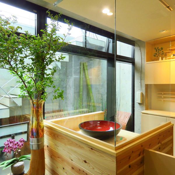 The interior of the store is based on white, and the entrance is all glass, making it an open space with warm sunlight.Please enjoy the soba kaiseki in a relaxing space like an adult retreat.