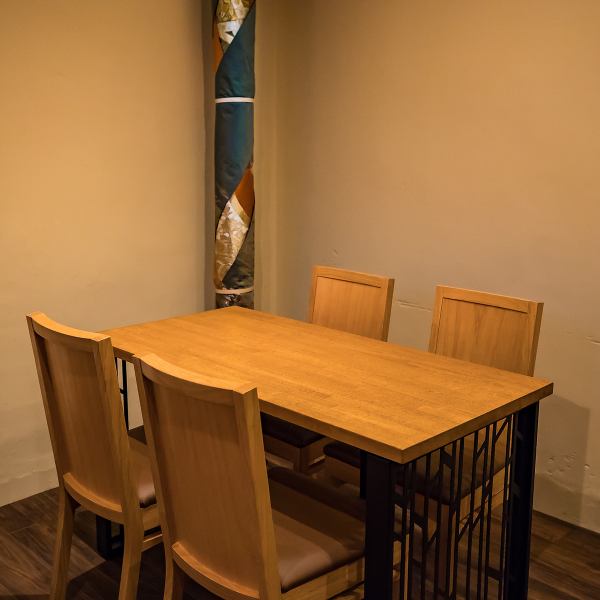 ゆっくりと落ち着いた空間で、リラックスして過ごせるテーブル席。デートや記念日はもちろん、2軒目のご利用にもおすすめです。ウィスキーはレアなものからメジャーなものまで取り揃えているので、お好みに合わせてお選びいただけます。特別なお時間をお過ごしください。