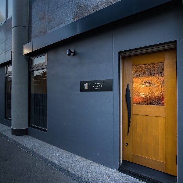 先斗町と木屋町通りの間に佇む、隠れ家的なオーセンティックBar。阪急京都本線京都河原町駅1A出口より徒歩約5分とアクセスも良い！落ち着いた空間で、ゆったりと過ごしませんか。ボトルキープもしているので、お気に入りの一杯をじっくりとお楽しみいただけます。