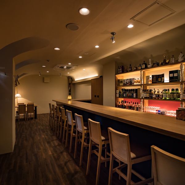 バーでは珍しい竹のカウンターが印象的な和の空間。着物をリメイクした内装など、和のテイストを取り入れた店内で、お酒をお楽しみいただけます。カウンター席は12席をご用意し、空間も広々。お仕事帰りなどに、お一人様でもお気軽にお越しいただける雰囲気です。