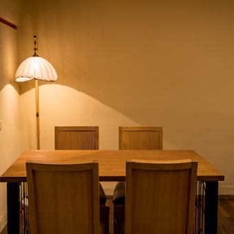 着物をリメイクした内装や、木のぬくもりを感じるテーブルが特徴です。グループでのご利用や、大切な方との語らいの場として、ゆったりとお酒をお楽しみください。