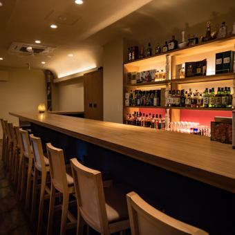 お一人様でも気軽にお立ち寄りいただけるお席です。デート、記念日、2軒目など利用シーンは様々。ゆっくりと落ち着いた空間でウイスキーを。