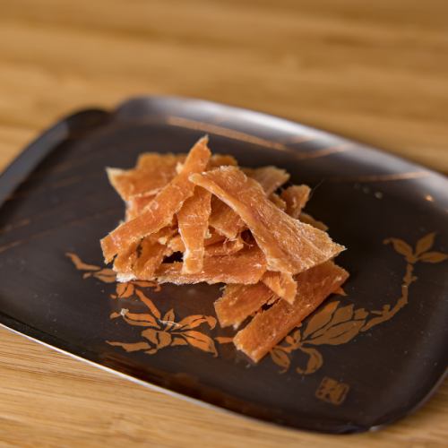 当店のこだわりが詰まった【国産チキンジャーキー】国産の鶏むね肉を使用し、噛み応えのある食感！