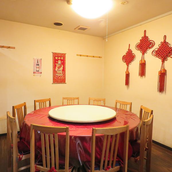 【中華×食べ放題×飲み放題】店内は清潔感があり、中国の飾りで演出され落ち着いた雰囲気。オフィシャルな会にもお使いいただけます。ご家族のお食事・お祝い事にもぴったりの、円卓は10名～24名まで。