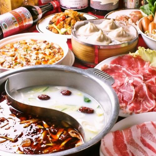 用兩種類型的涮鍋火鍋熱身：豬肉和羊肉。您也可以選擇 3 種湯。