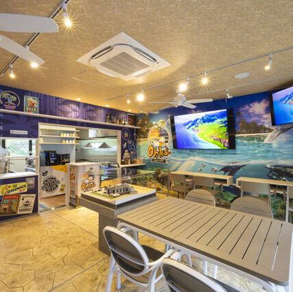 目の前に広がるプールの水景と、遊び心あふれるデザイン。昼は太陽の光に輝く水面を眺めながらリゾート気分でカフェタイム。夜はライトアップされた水景が幻想的に輝くエンタメ空間へと変わります◎壁・クロス・照明にまでこだわりが詰まっていて、特別な雰囲気を演出しています。