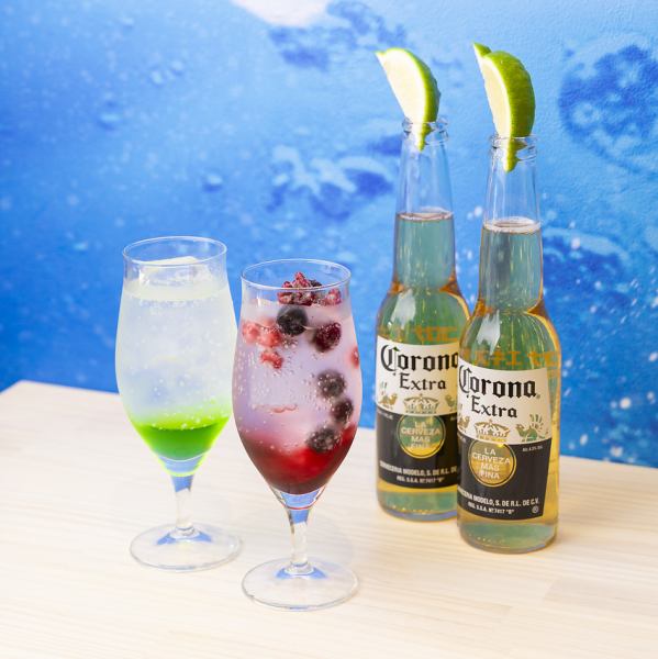 夜は食事とお酒を楽しめるリゾートバーとしてご利用いただけます。風を感じながらリラックスできるテラス席も完備。店内はエンタメ感たっぷりの明るいムードで、自然と会話が弾みます♪水辺の光を感じながら、心地よいひとときを過ごせる夜のOh~kaiをぜひ体験してみてください!