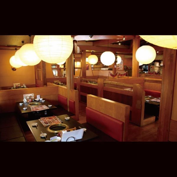 店内は仕切られた空間のソファー席にて落ち着いてお食事頂けます◎