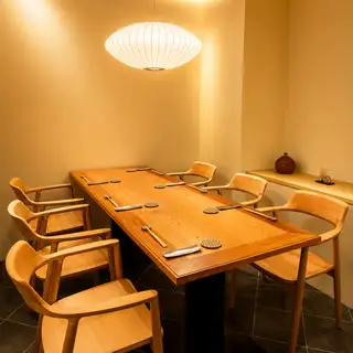 ２名の個室を1部屋と6名の個室を2部屋ご用意しております。
