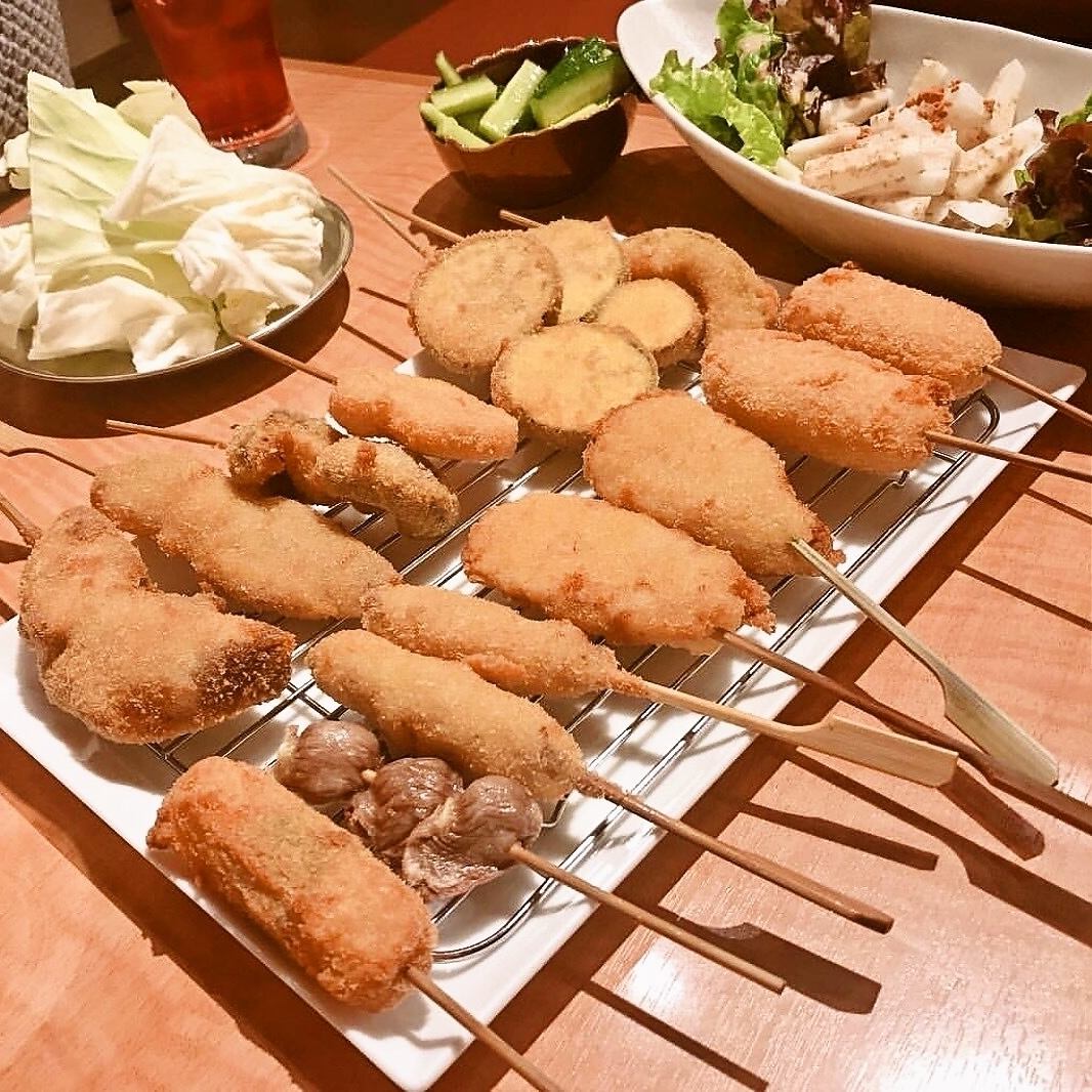 串松，提供种类繁多的单点菜肴和使用 3 种面粉特殊混合制成的特色炸串的餐厅