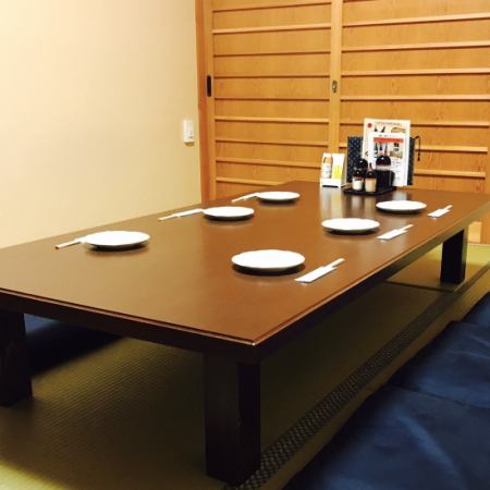 A completely private tatami room is available for 4 to 8 people.