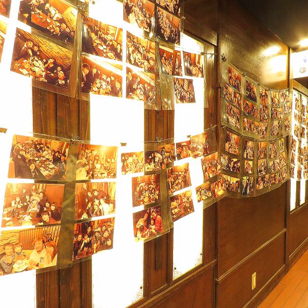 【歓送迎会企画】お祝い写真撮影×全員に写真もプレゼント♪（予約がオススメ！）。店内のほぼ全面にバースデー写真を飾ってます♪美味しいごはんとゆったり空間☆周りを気にせず盛り上がって下さい♪