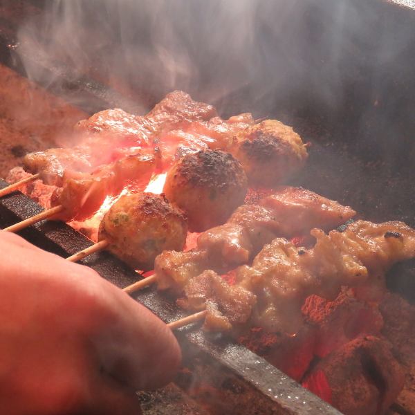 【雞肉和豬肉每條76日元♪】以地區最佳性價比招待大家♪這是一道豐盛的菜餚