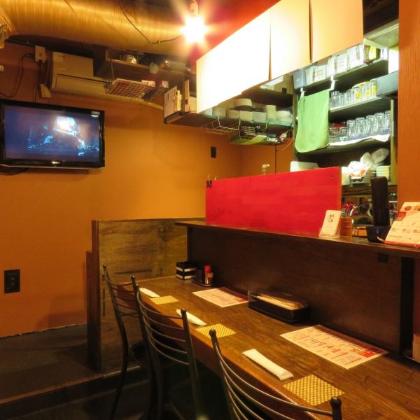 【还有电视，一个人也可以看哦♪】餐厅有8个座位的吧台♪顾客和店主的笑声让气氛热闹起来♪请来Uri Hanami Nami享受家常气氛♪