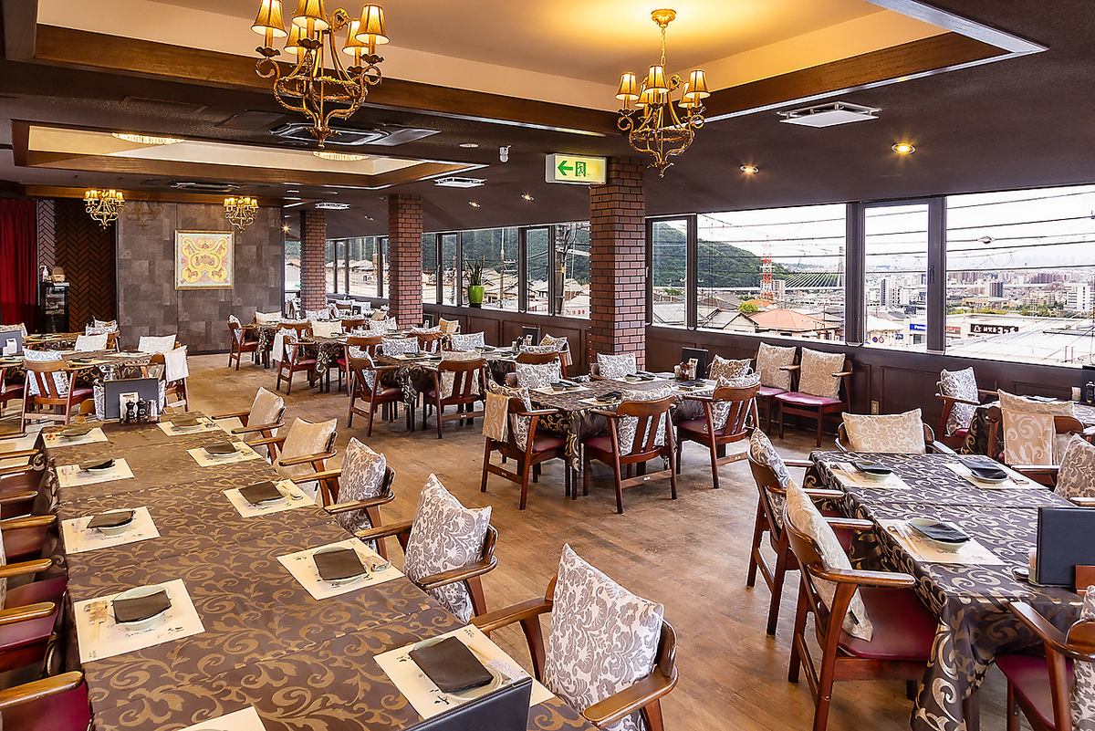 「ビッグハープ」も一望。窓一面のきらめく夜景を眺めながら満喫する極上ステーキ