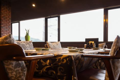 新猪名川大橋「ビッグハープ」や梅田まで広がるきらめきを窓一面から望める【三田屋本店】。しっとりとした雰囲気の特別な時間が過ごせます。昼間は晴れていれば話題の超高層ビル「あべのハルカス」が見えることも。