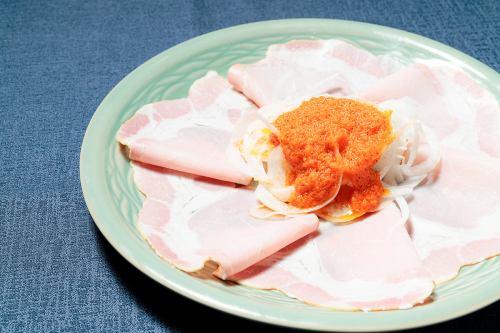 「天然の桜の木のチップ」と「コーヒー豆」で燻煙の『自家製ハム』のオードブル