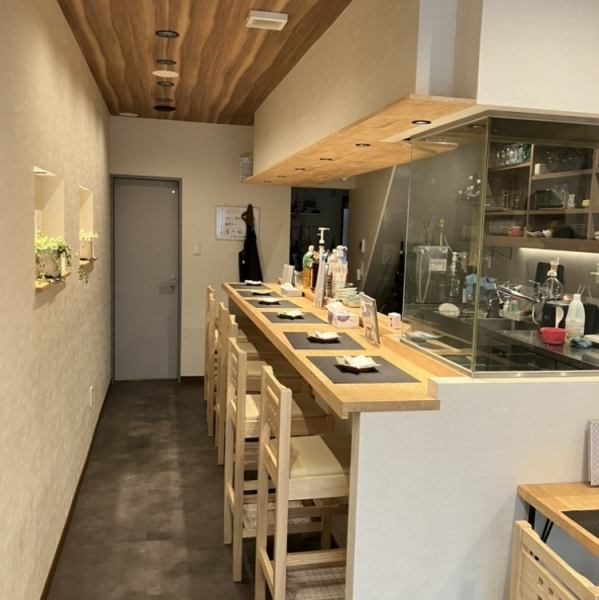カウンターで料理を楽しむことができます◎プライベート感のある全12席で、ご友人や仲間たちとの特別な時間を共有することができます！お1人様でも、お気軽にお食事が楽しめる空間となっています♪美味しい料理やお酒と共に、楽しい笑い声が響くアットホームな当店でお待ちしております★