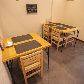 当店のテーブル席は4名掛けのテーブルと2名掛けのテーブルをご用意しています！2名掛けテーブルはデートでのご利用や特別な日の記念日にピッタリの空間となっています。ぜひ、当店自慢の中華料理とこだわりのお酒と一緒に大切な人とのひと時をお過ごしください。
