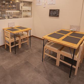 2名掛けのテーブル席と4名掛けのテーブル席は連結することが可能となっています。お誕生日席なども含めて最大8名で利用いただくことが可能となっています！落ち着いた雰囲気の店内となっているので、宴会や飲み会、女子会に最適となっています！様々な用途で当店をご利用ください♪