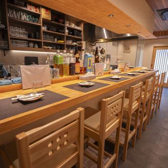 カウンター席で、食事をしながら会話を楽しむのに最適です◎目の前で繰り広げられる料理のパフォーマンスに、思わず心が躍ります！仲間でわいわいと楽しい時間をシェアできるのが魅力です。お1人様でもお気軽にご利用ください♪