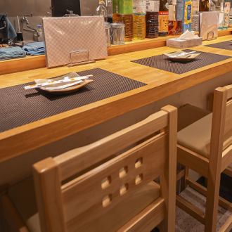 カウンター席は６席ご用意しております！店主が目の前で調理する様子を楽しめるが特徴となっています！そのためふらっと一人で立ち寄った際にもお料理やお酒だけでなく視覚的にもお楽しみいただくことができます！ぜひ、仕事帰りに美味しい中華とお酒をお召し上がりください！