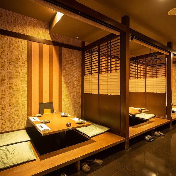 The semi-private rooms with sunken kotatsu tables and partitions can accommodate two or more people comfortably.The partitions between the seats can be removed to accommodate parties of up to 40 people.This space is at the very back of the store and no other customers are allowed in, so you can use it as if it were semi-private without having to worry about others.