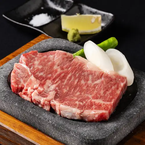 赤身の濃厚な旨味と柔らかさ「あか牛溶岩ステーキ」