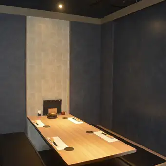 【半個室(テーブル席)│4～30名様】周りを気にせずプライベート宴会を満喫。4～6名様のお部屋をつなげれば最大30名様までご利用可能。周囲を気にせずくつろげるお席は、気の合うお仲間との飲み会や少人数様での同窓会、打ち上げなど様々なシーンでご活用ください。
