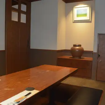 【完全個室(掘りごたつ席)│7～10名様】会社のご宴会やご親戚とのお集まりにも最適。小規模宴会や接待にも適した掘りごたつタイプの個室です。他のお席から少し離れた場所にあり、プライベート空間をご満喫いただけます。ぜひお気軽にお問い合わせください。