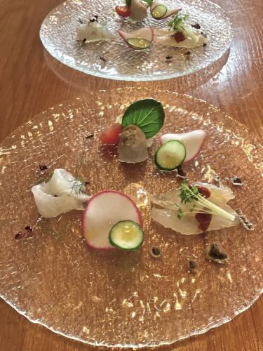 本日の鮮魚の冷製ペッシェ・クルード～様々なカルパッチオ仕立て~