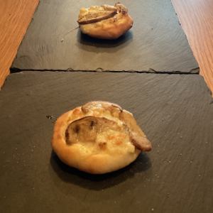 ポルチーニクリームのちびピッツア