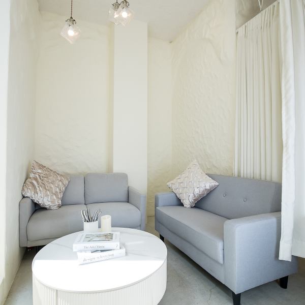 ≪ソファー席≫ 落ち着いた雰囲気のソファー席は、特別なひとときを演出します。大切なお連れ様との会話も弾むこと間違いなし。シンプルで洗練されたデザインは、どんなシーンにもマッチし、心地よい時間を提供します。リラックスしたい時やデートに最適な空間で、美味しい料理とともに素敵な思い出をどうぞ。