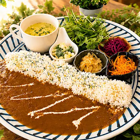 スパイス香る特製カレー！季節の副菜を添えた彩り豊かなカレーランチ
