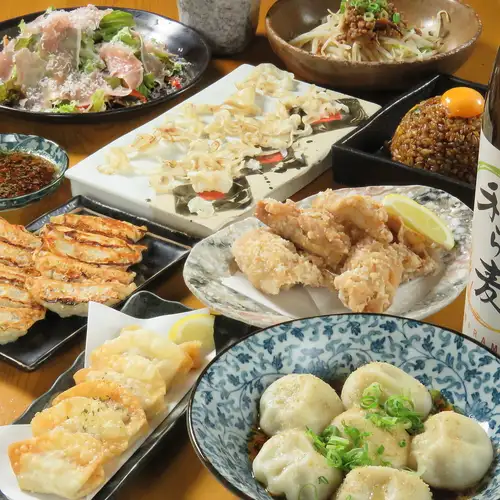 《人気のもつ鍋、肉汁爆発餃子含む》料理7品付＋食べ飲み放題コース（2h飲み放題）